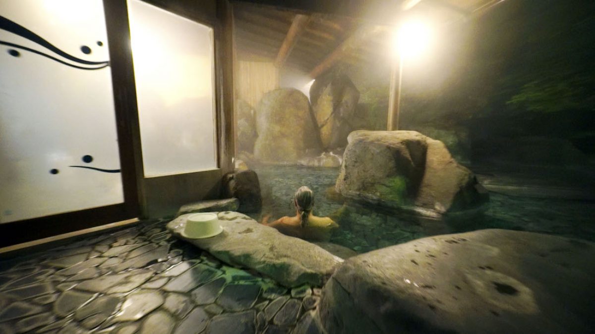 Darte un baño caliente en un onsen