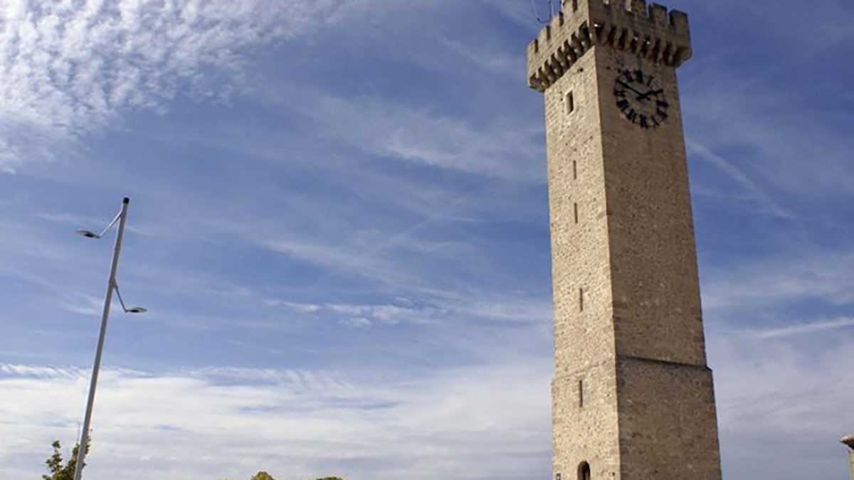 Plaza y torre de Mangana
