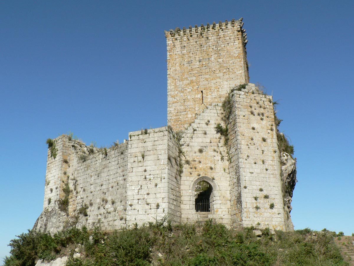 Castillo de Andrade e iglesia de San Miguel de Breamo