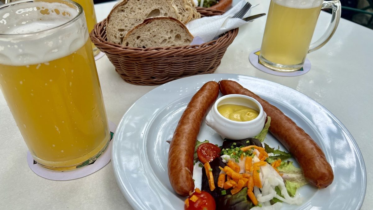 Tomar una salchicha en un ´biergarten´