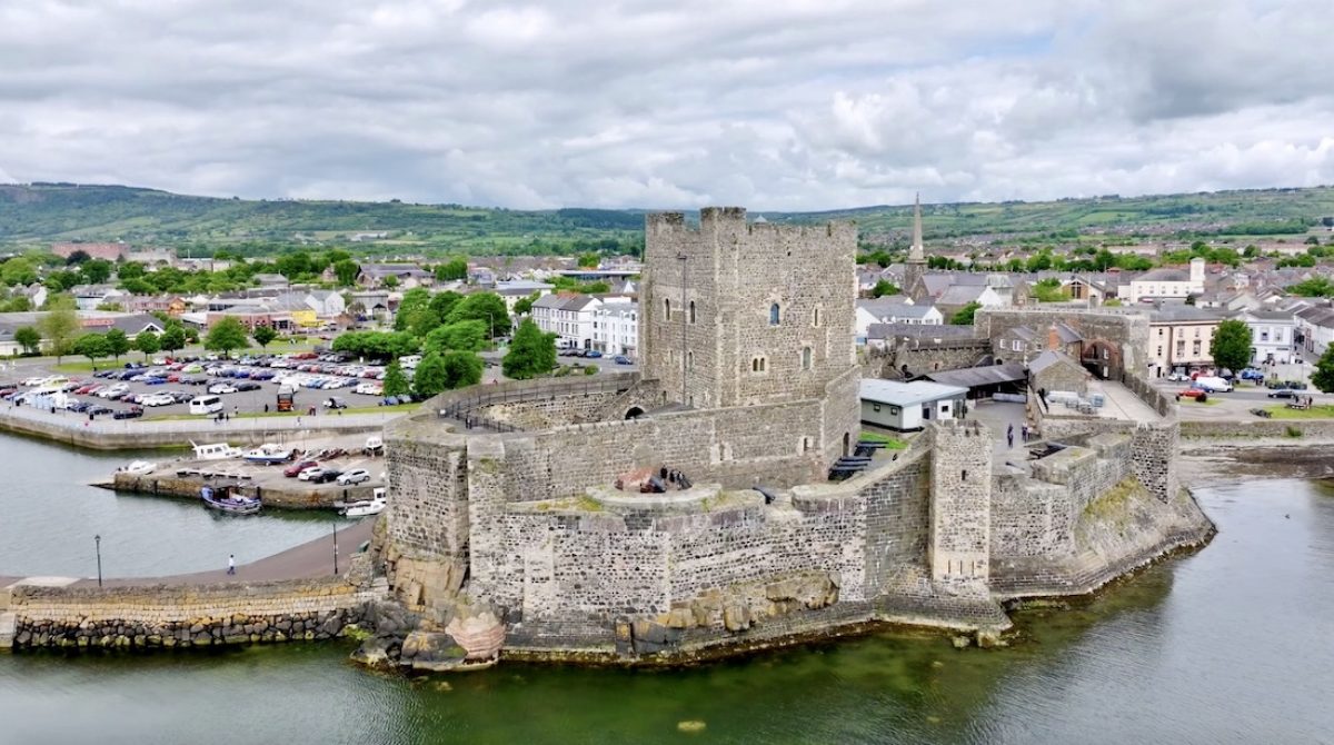 El castillo de Carrickfergus y la ruta de los acantilados de los Gobbins 